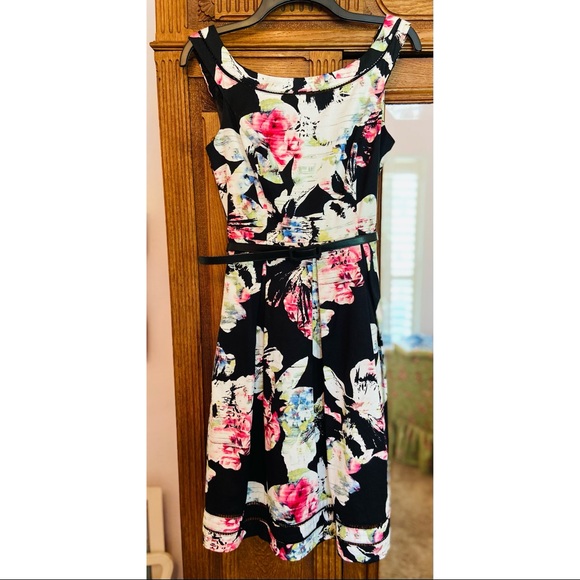 Size 4. Black house white market. Worn twice - Picture 1 of 2